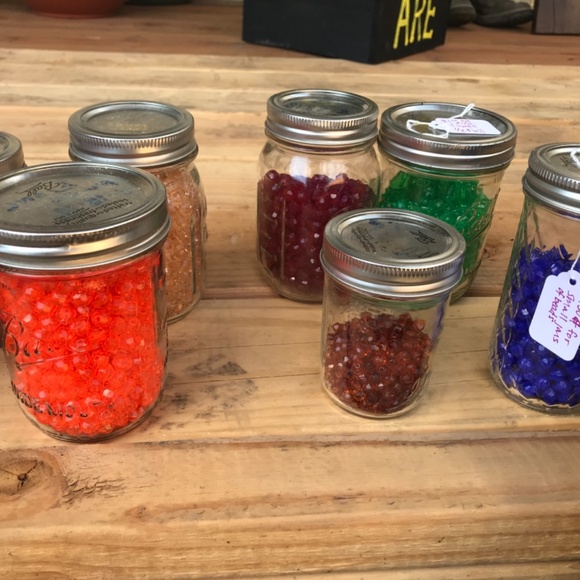 Plastic beads in variety of colors/shapes - Picture 2 of 8